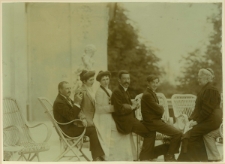 Fotografia zbiorowa Aniela z Potockich Zamoyska oraz Ludwika Maria z Krasińskich i Adam Ludwik Czartoryscy.